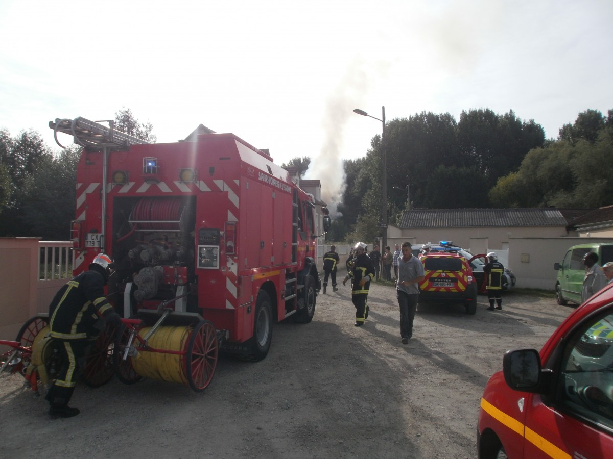 Etampes : important incendie au bord de la N20 - Le Républicain de l'Essonne