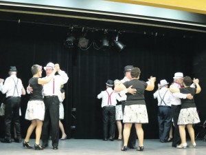 Démonstration de danses à la salle des fêtes Gervais-Pajadon.