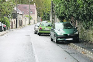 Stationnement gênant route de Guisseray.