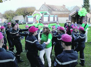 Avec les jeunes sapeurs pompiers du Val d’Ecole sur la place du village de Dannemois.