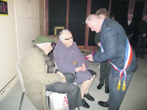 Remise d'une médaille aux époux Lefèvre et à leurs 70 ans de mariage.