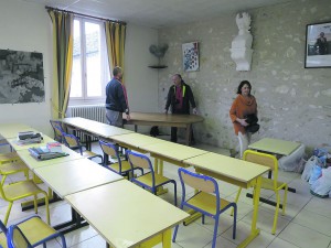 Dimanche, tout le monde s’est mobilisé pour transformer la salle de mariage en salle de classe.