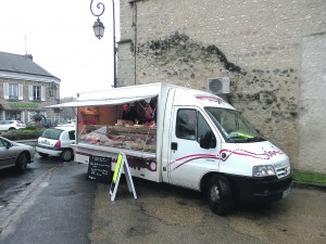 Le camion-boutique de Sandrine vous attend sur la place du village à proximité de la gare.