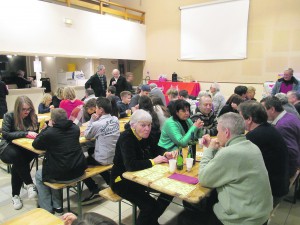 La salle des fêtes était pleine.