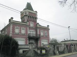 L'ancienne colonie de vacances est située juste en face de la gare de Maisse.