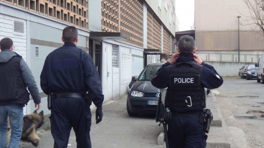 Les policiers interviennent toujours à une vingtaine d'agents afin d'être bien visibles des guetteurs et dealers, ici, à la Grande Borne