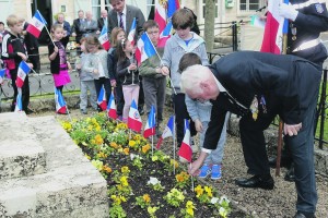 Dépôts de drapeaux autour du monument.