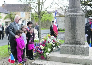 Dépôts de fleurs avec Espérance Vieira, maire du village, et Bernard Bouley, suppléant du député Maire d’Etampes Franck Marlin.