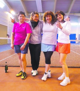 Joëlle, Myrtille, Nadine et Roselyne fêtent leur victoire.