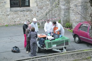 Les techniciens spécialisés au pied de l’église.