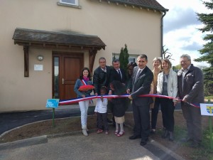 Bernard Dionnet, maire, coupe le ruban.