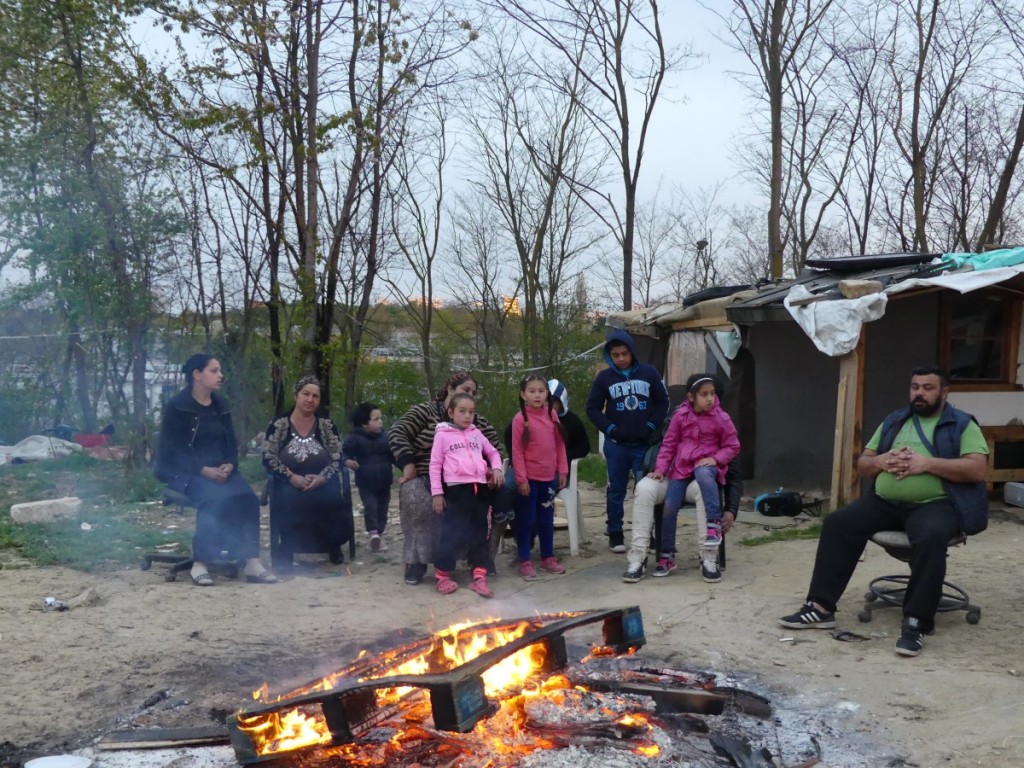 En attendant les forces de l'ordre, les habitants du bidonville boient un café ou un chocolat chaud prodigués par les associations venus les soutenir.