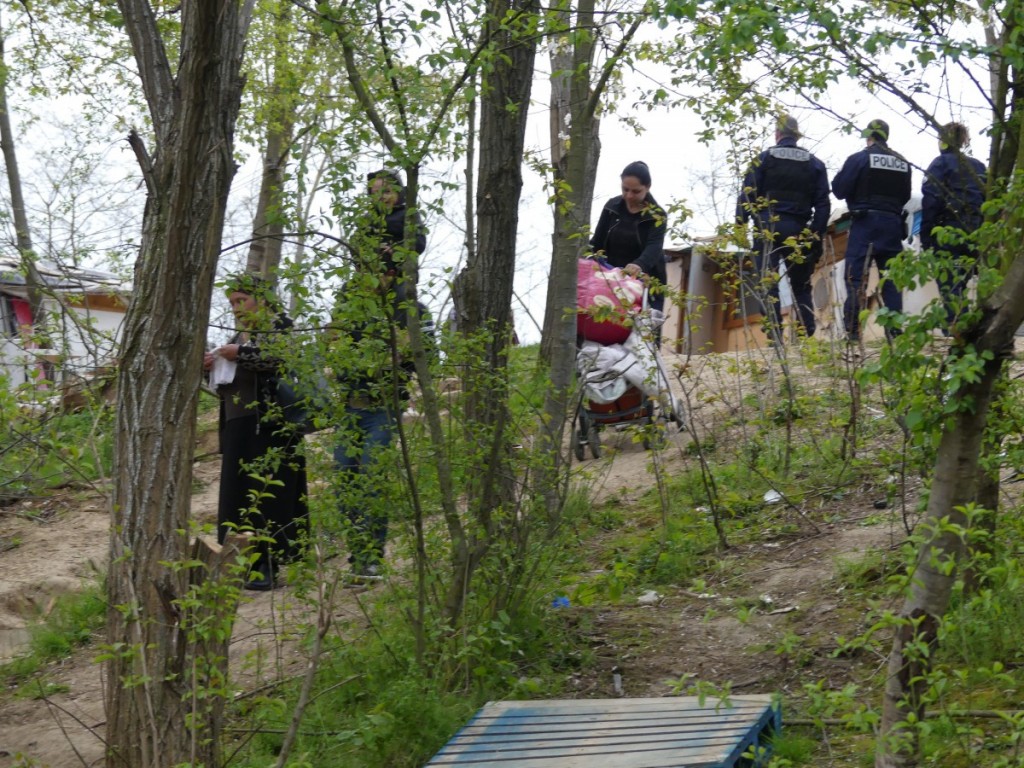 En file indienne, portant enfants, sacs et quelques effets personnels, tous sont descendus de la butte que certains d'entre eux occupaient depuis plus d'un an.