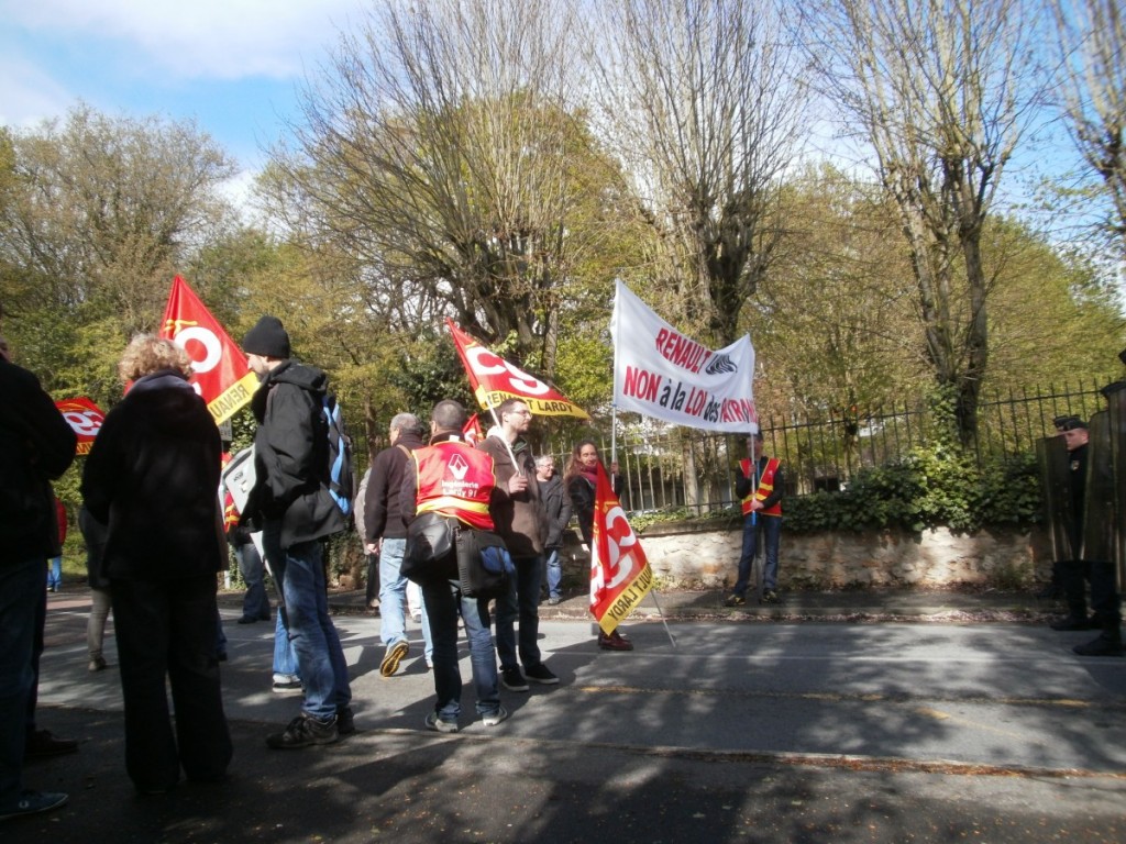 Des étudiants et la CGT Renault Lardy attendaient la ministre devant l'Afpa.