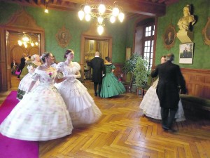 Bal dans les salons de l'hôtel de ville.