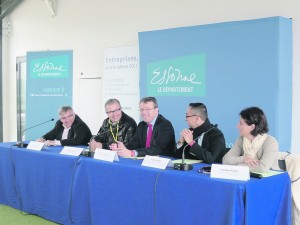 Philippe Lavialle, président de la CCIE, Cyrille Valente, président de l’Amicale Jean-Baptiste Salis, le président du Conseil départemental François Durovray, Patrick Imbert, président de la CCVE, et Caroline Parâtre, vice-présidente au Conseil départemental de l’Essonne.