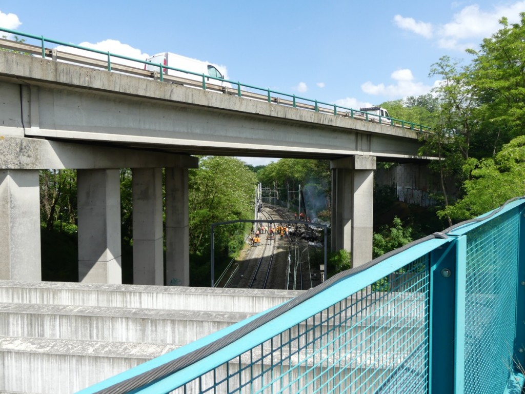 Le camion est tombé depuis le pont de l'A126. ©S.N.