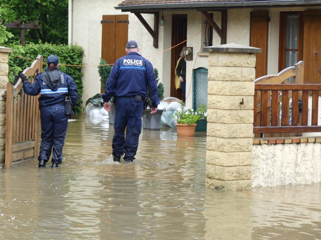 Rue du réveillon à Yerres, la police municipale recense la population présente dans les habitations en prévision d'une évacuation. ©S.N.