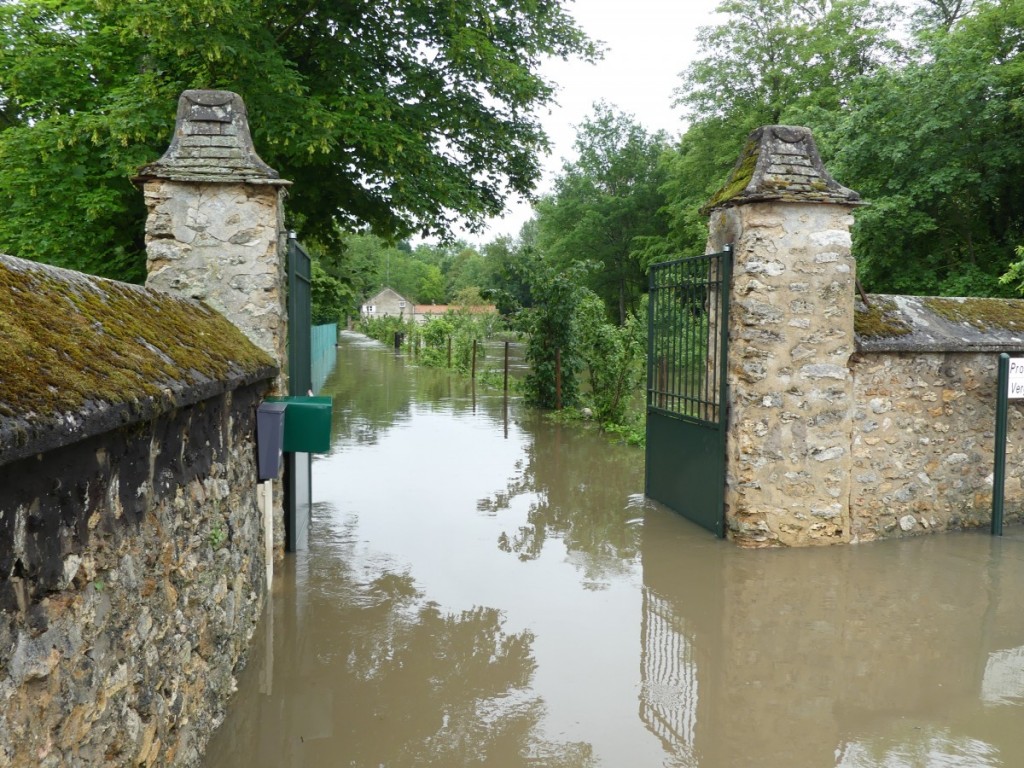 Certains endroits sont devenus inaccessibles notamment à Yerres où le Réveillon est complètement sorti de son lit. ©S.N.