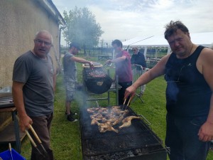 On s'active autour du barbecue.