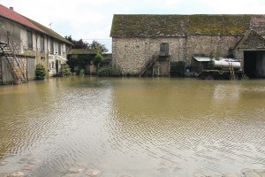 A nouveau, la ferme est inondée par 50 cm d’eau sans aucune baisse de niveau malgré les pompages.