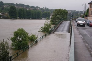Le long du quai Jacques-Bourgoin, l'eau a inondé une des voie de circulation. ©M.V.