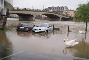 En trois heures, les véhicules ont été pris au piège par la montée des eaux. ©M.V.