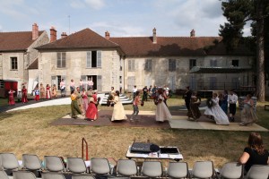 Le spectacle a lieu en extérieur. ©Le Lac en fête