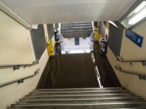 Sans botte, impossible de traverser à la gare de Viry-Chatillon.