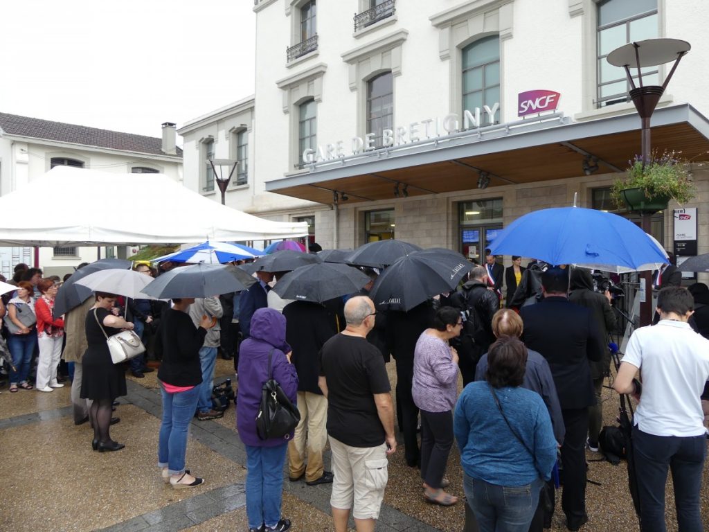 L'hommage s'est déroulé sous une pluie battante. ©S.N.