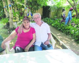 Carmen et Félix Pozzi dans leur incroyable jardin.