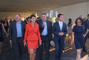 Najat Vallaud-Belkacem et Manuel Valls visitent la cour de récréation des élémentaires. ©MV