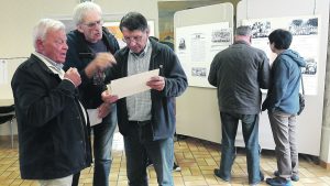 Un habitant est venu apporter au maire Christian Leclair et à Raymond Fleureau conseiller municipal en charge du patrimoine, une ancienne photo de classe qu’il a retrouvée. 