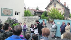 Le directeur de l’école La Girafe et les enfants ont dévoilé la plaque commémorative des instituteurs de Seine-et-Oise restaurée par les employés communaux.