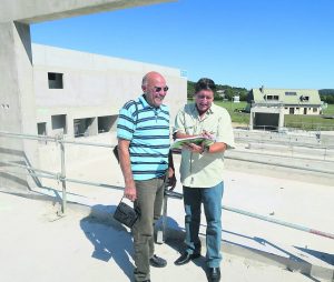 Pascal Simonnot et Daniel Denibas sur le site de la future piscine intercommunale.