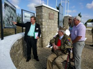 Tom Cundiff visite le mémorial guidé par Richard Tendero de l'association MACVA 91.