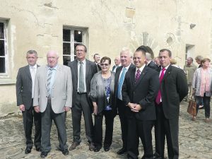 La famille du copilote est venue des Etats-Unis. Ici avec le maire de la commune, Jean-Claude Quintard, le député Franck Marlin, son suppléant Bernard Bouley et le conseiller régional Gérard Hébert.