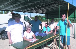 Le Comité des fêtes et le maire Jean-Claude Quintard.