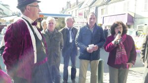 Avec le maire de la commune Patrice Sainsard, le député suppléant Bernard Bouley et Marie-Gabrielle Bobault, première adjointe de la commune et présidente de l'office de tourisme.