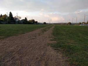 Le terrain de football et les marques de l'installation des gens du voyage encore visibles.