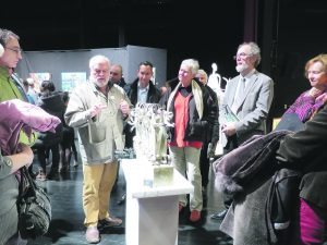 Mart Touret en pleine explications de ses œuvres.