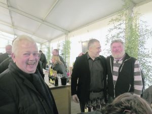 Bernard Bouley, le maire de Prunay-sur-Essonne Patrick Pagès et Alain Bosc-Bierne de la Ferme du Clos d’Artois.