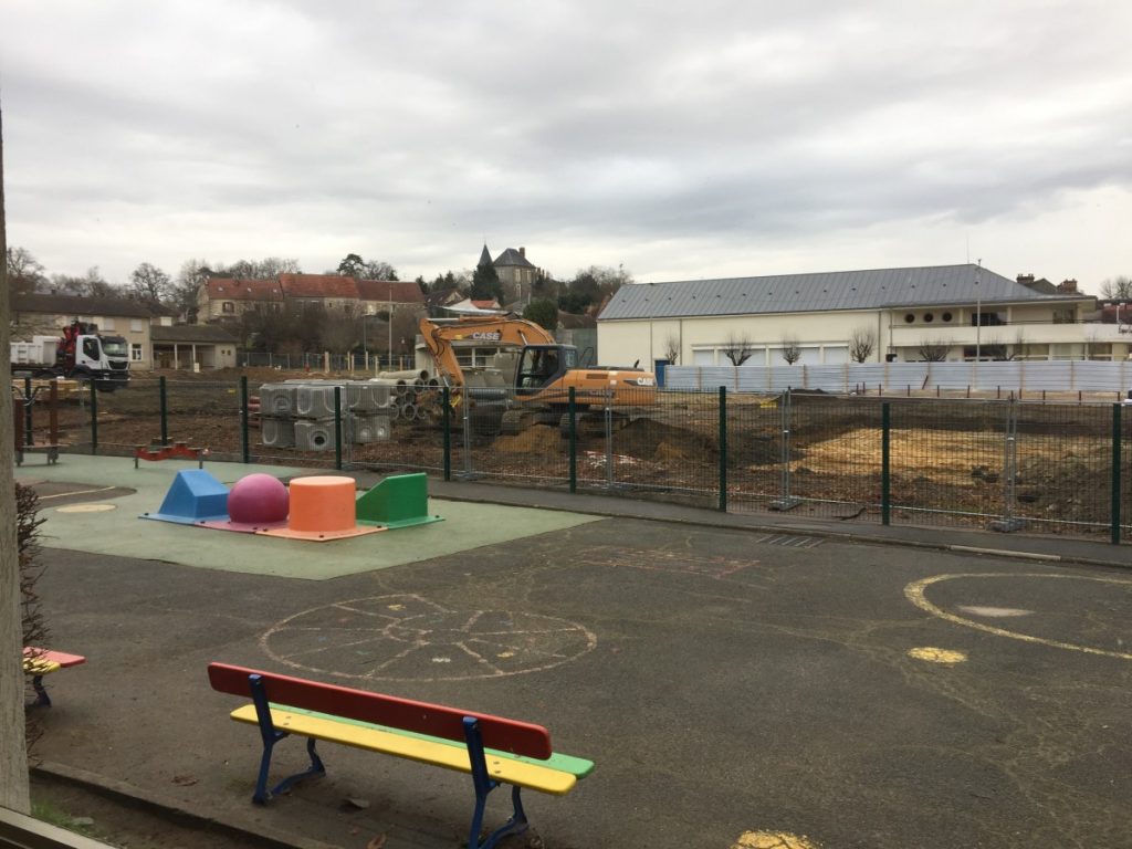 Une simple barrière entre la cour de récré et le chantier