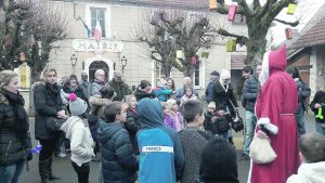 A la fin du spectacle, le Père Noël a été joyeusement accueilli par les enfants du village.