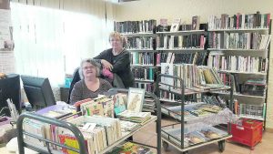 La médiathèque a organisé une braderie de livres.