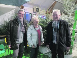 Le maire Gilles Le Page, Bernard Bouley, député suppléant et l’artiste peintre et habitante Rejane Bonin qui a réalisé l’énorme et magnifique fresque.