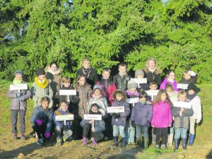 Les enfants des Myrtilles ont choisi un nom pour chaque arbre.