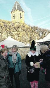 Laurence Budelot, maire, a fait le tour des stands qui proposaient de très beaux cadeaux variés à l’approche des fêtes.