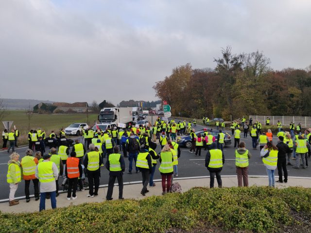 Les Gilets Jaunes Perturbent La Circulation En Essonne