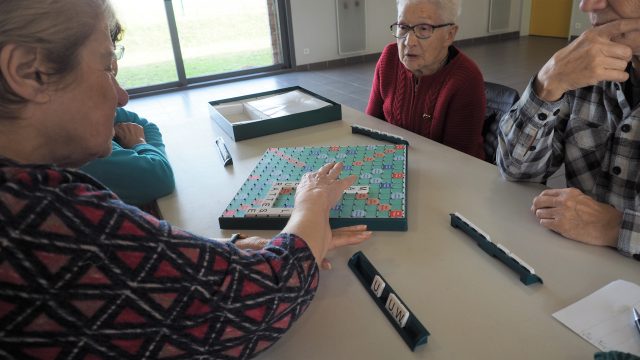 Scrabble-AM-jeux-Trait-dUnion-Bouray-sur-Juine Bouray-sur-Juine, Scrabble, Jeu, Partage, Personnes âgées, Isolement, Association, Senior